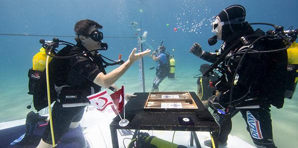Cem Karabay takes on Kürşad Tüzmen in game of underwater tavla. Photo: DHA