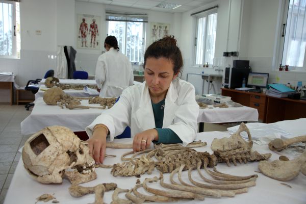 Anthropologist Gizem Yenmez in the CMP lab, 2011. Photo by Caro Photo Agency / Bastian 
