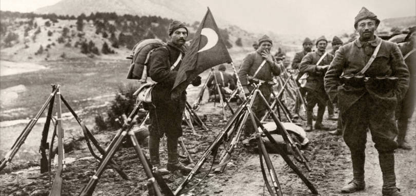 Ottomans man the coastline at Gallipolli / Çanakkale in 1915